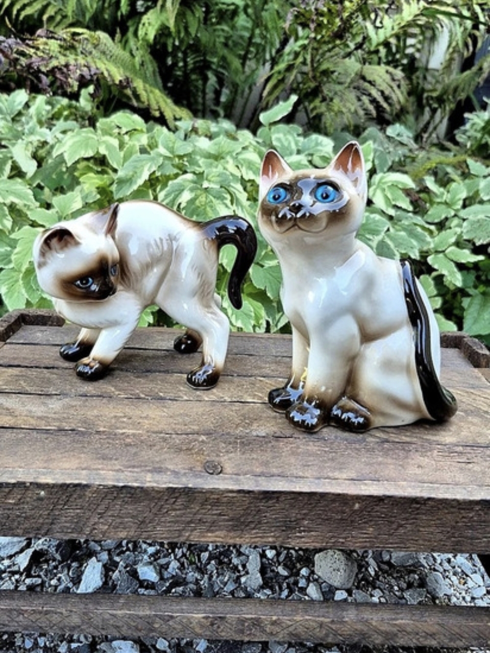 Vintage 1970s Siamese Cat Figurines Set of 2, MCM Ceramic Seal Point Kitten - Picture 2 of 14